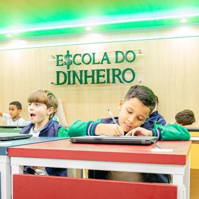 Projeto Escola do Dinheiro ensina educação financeira para alunos da Emef Santa Maria em Bauru