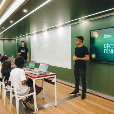 "Escola do Dinheiro" oferece aulas para jovens e adultos sobre o impacto das escolhas financeiras no futuro
