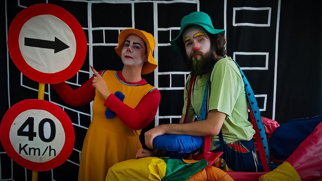 Domingo de teatro para as crianças: Cia. Camarim apresenta peça que diverte e ensina sobre o trânsito no mês do Maio Amarelo