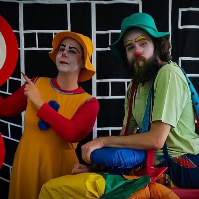 Domingo de teatro para as crianças: Cia. Camarim apresenta peça que diverte e ensina sobre o trânsito no mês do Maio Amarelo