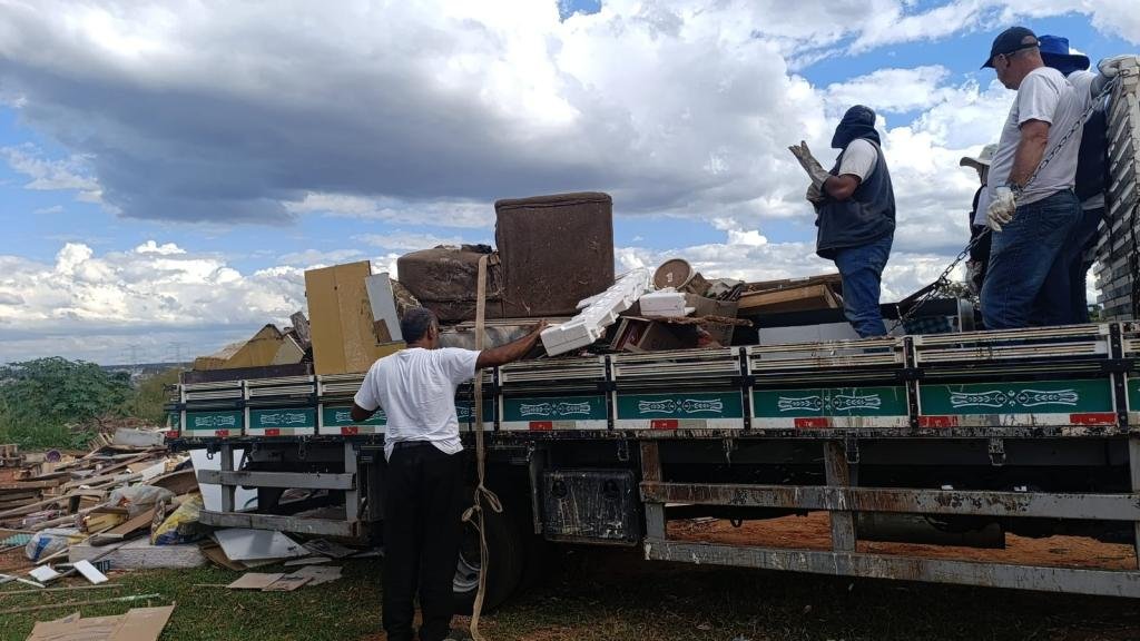 Mutirão de combate ao mosquito Aedes aegypti recolhe 180 toneladas de materiais inservíveis na região do Núcleo Gasparini