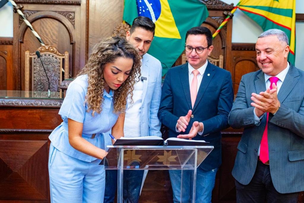 Prefeita Suéllen Rosim é reempossada no cargo para os últimos dias do primeiro mandato