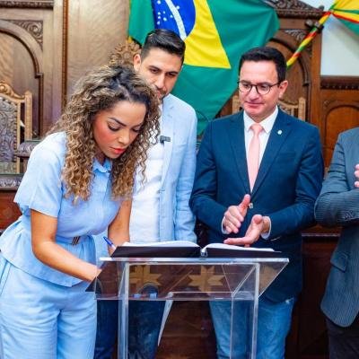 Prefeita Suéllen Rosim é reempossada no cargo para os últimos dias do primeiro mandato